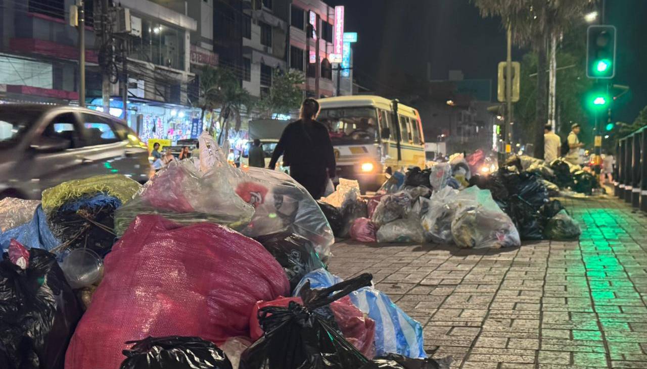 ‘Montañas de basura’ inundan mercados de la capital cruceña tras suspensión de recojo de residuos por falta de pago