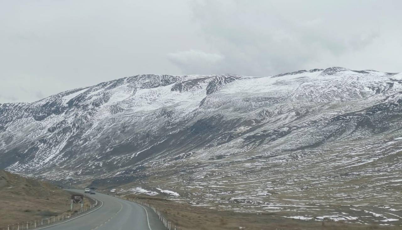 Restablecen viajes hacia los Yungas tras intensa nevada en la Cumbre de La Paz 