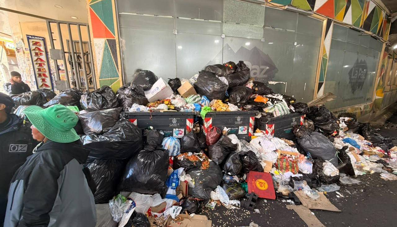 La Paz: Alcaldía moviliza maquinaria para recoger basura y denuncia incumplimiento de contrato por parte de la empresa 