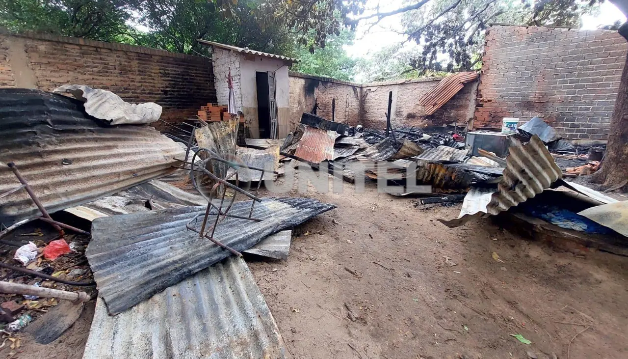 Casa en el barrio Navidad sufre incendio; dos ambientes de madera fueron consumidos