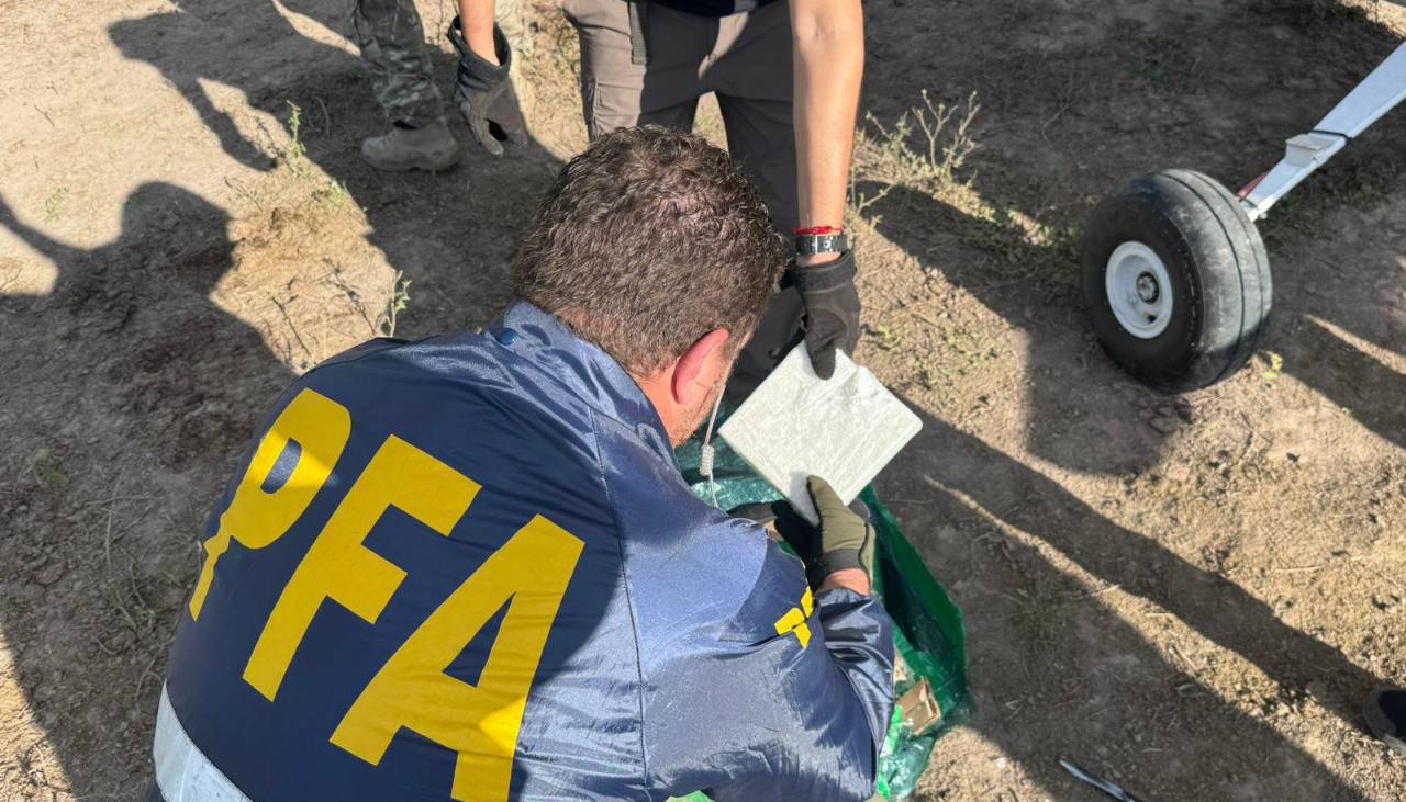 Aprehenden a dos bolivianos con carga de 400 kg de cocaína en Argentina