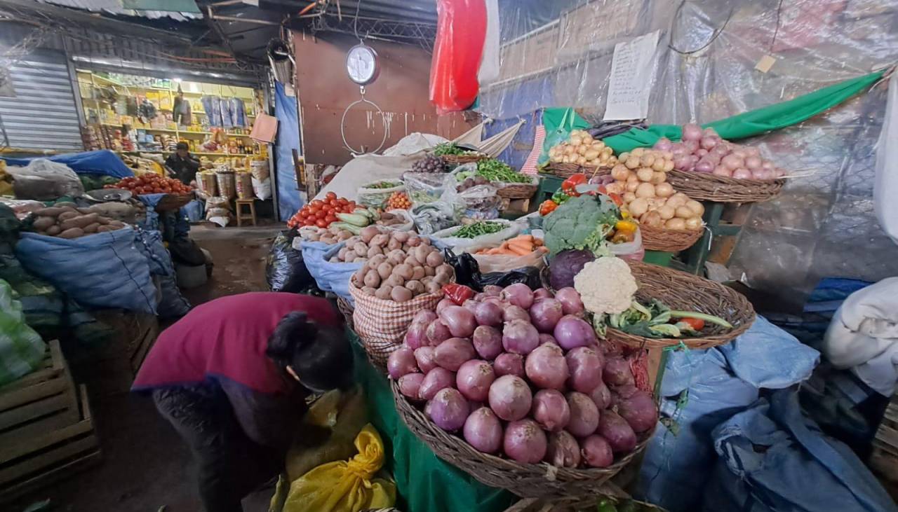 Debido a los bloqueos, sube el precio de algunas verduras en mercados de Cochabamba