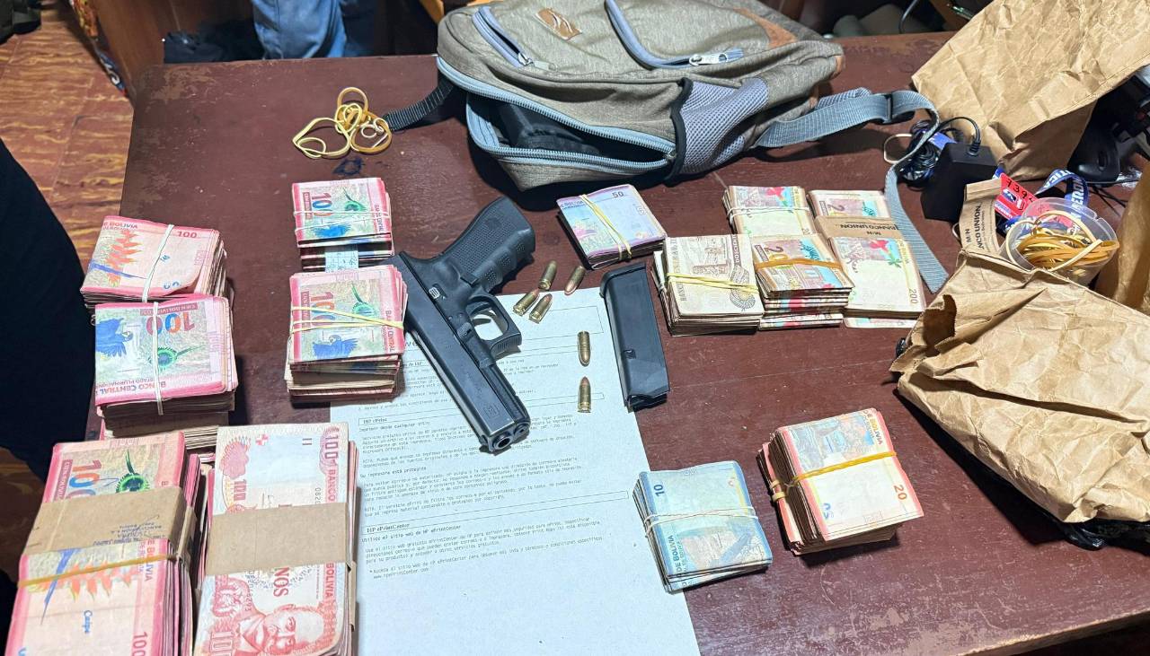 Nuevas pesquisas en el caso encomienda: Hallan Bs 1,1 millón y secuestran un arma y un vehículo