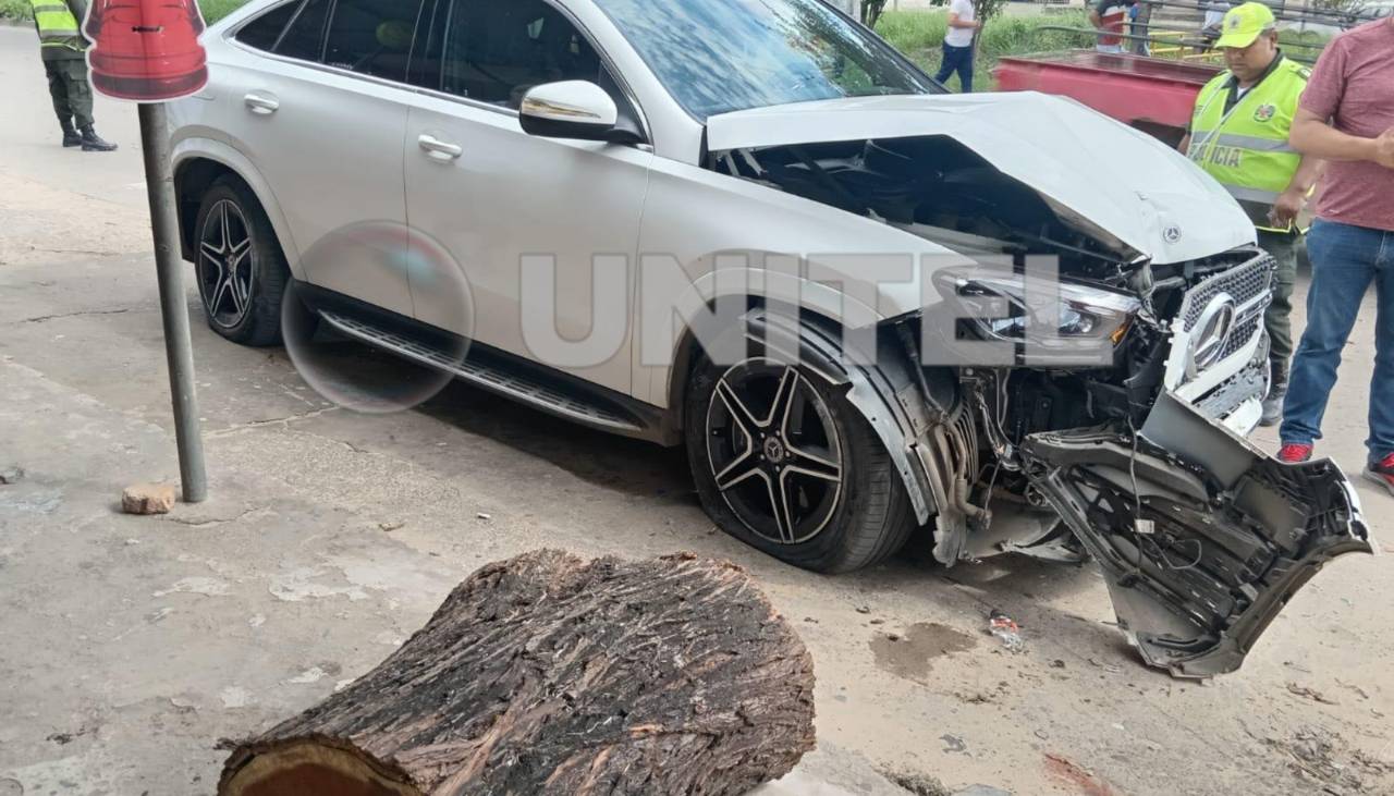 Aparatoso accidente: vagoneta impacta contra un vehículo estacionado