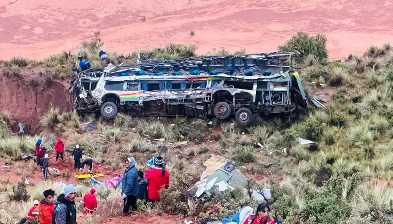 Lista de fallecidos y heridos tras el embarrancamiento de un bus en la ruta Potosí – Oruro