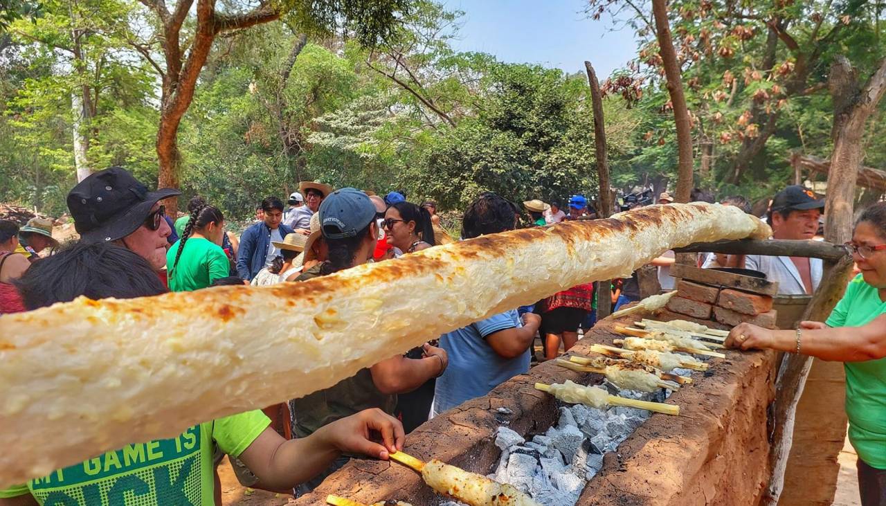 Despidiendo septiembre, cabañeros elaboraron el sonso más grande de Santa Cruz 