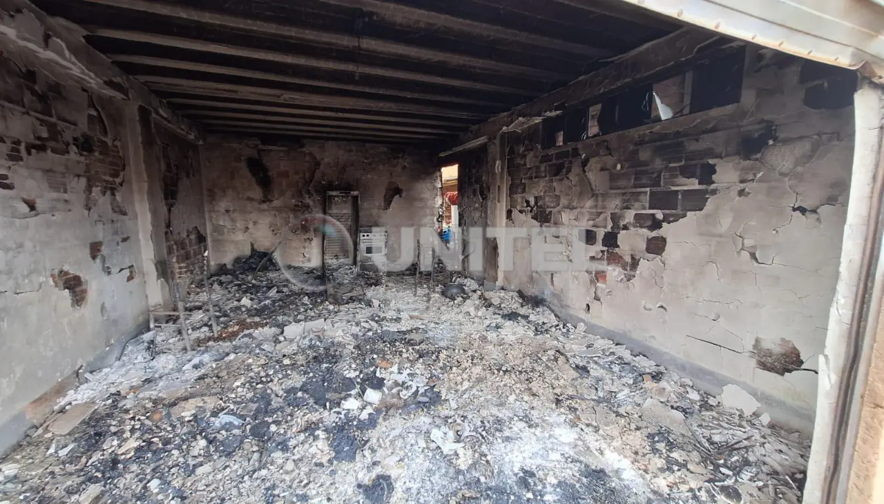 Vecinos de El Alto queman ambientes de la casa donde hallaron un vehículo robado