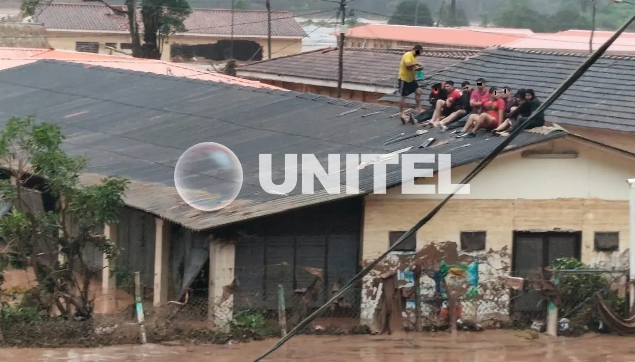 Inundación en Santa Cruz: un grupo de personas se resguarda en el techo del centro de rehabilitación Cenvicruz; hay evacuados