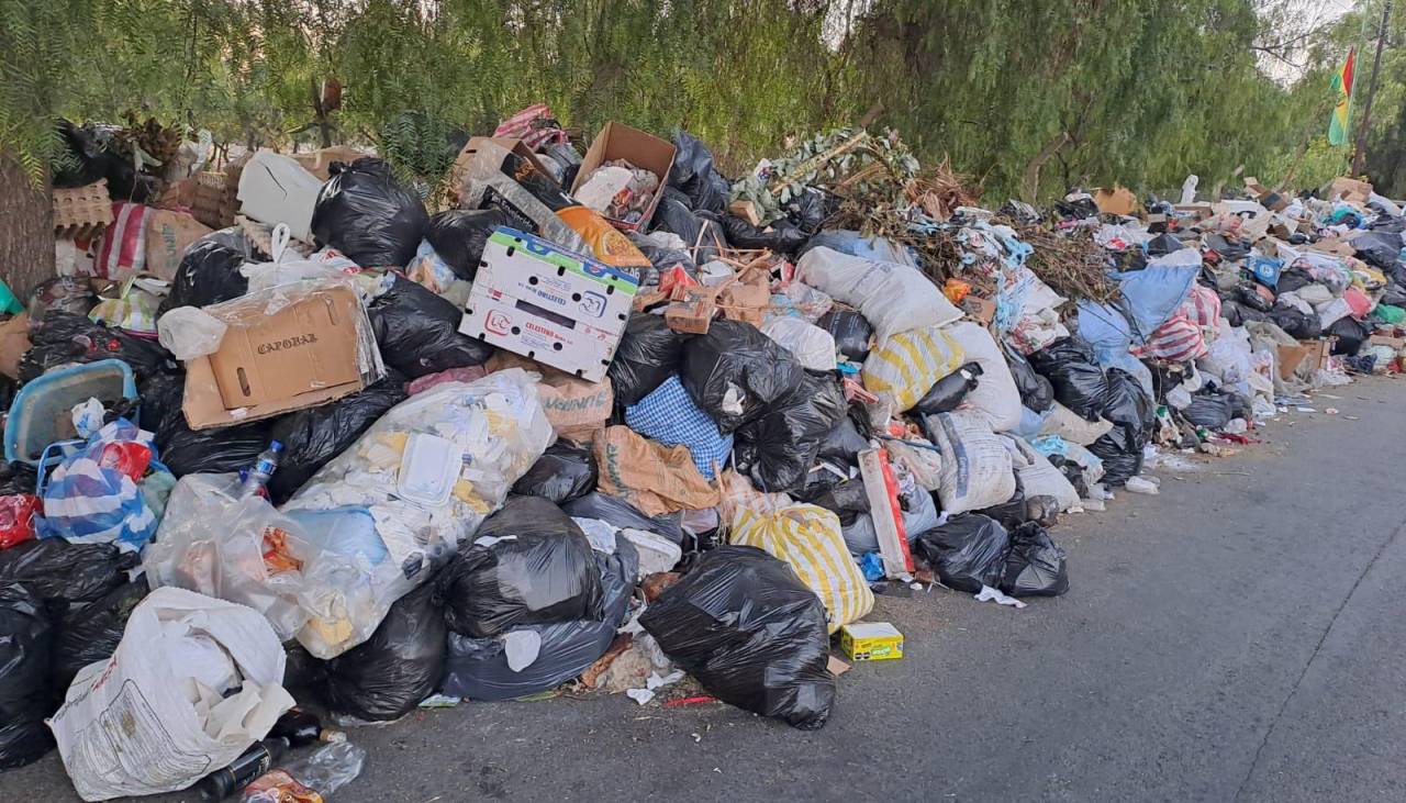 Más de 5.000 toneladas de basura se acumulan en las calles tras nueve días del bloqueo en el botadero de K’ara K’ara