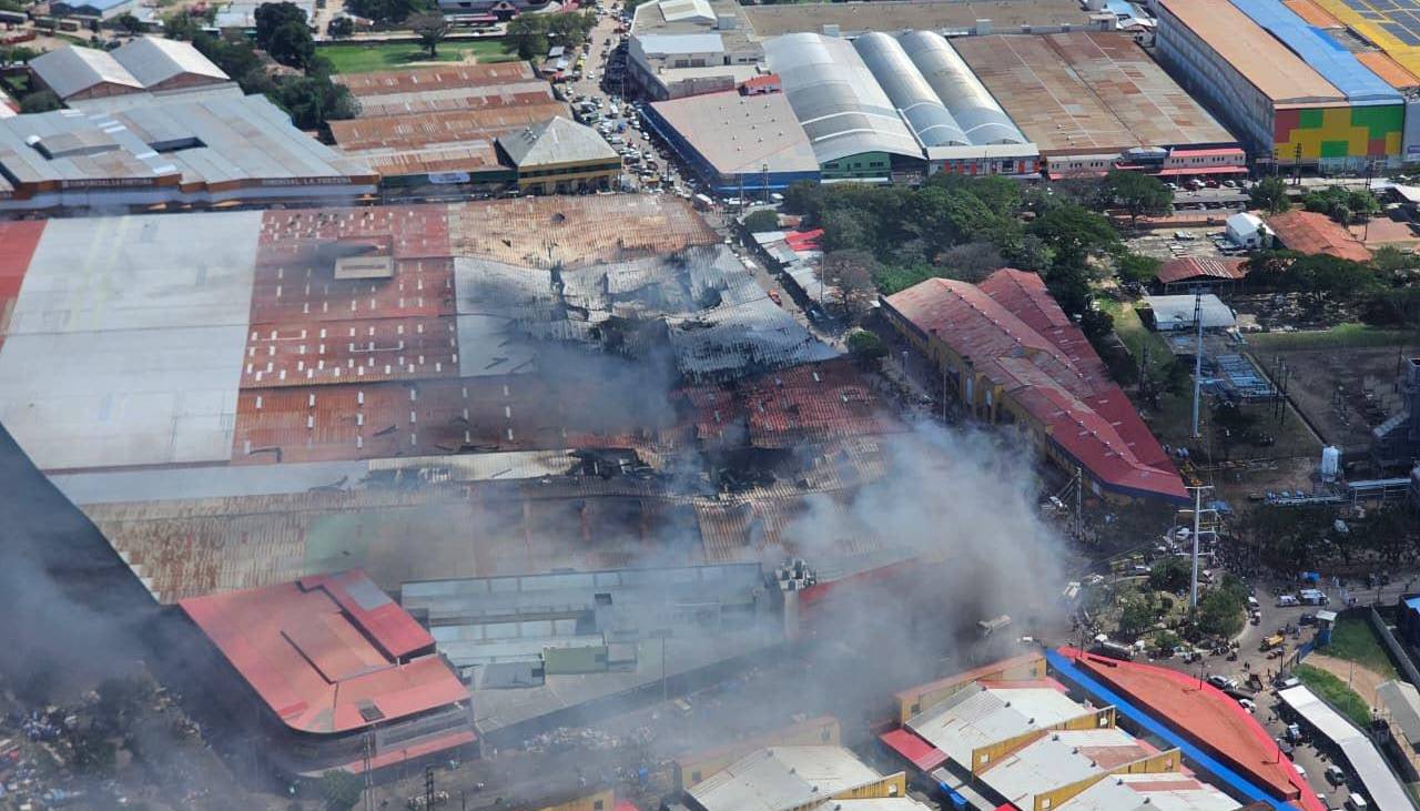 El colapso del techo en algunos sectores complica el trabajo para sofocar el fuego en Barrio Lindo