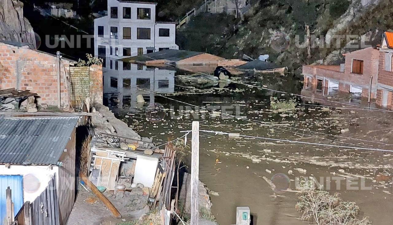 La Paz: Se desborda un río y una mazamorra inunda viviendas en Bajo Llojeta; vecinos señalan que hay heridos