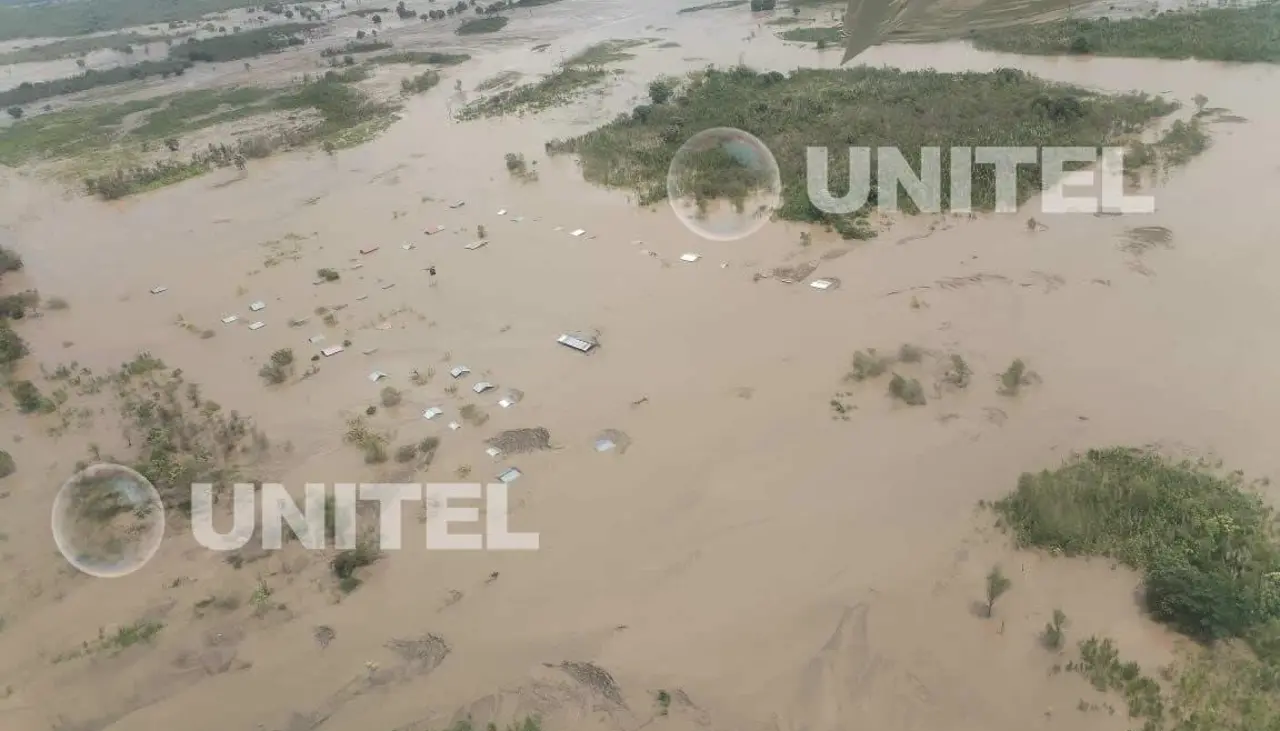 Más de 14.000 hectáreas de cultivos están bajo el agua tras el desborde de un río en el municipio de El Puente