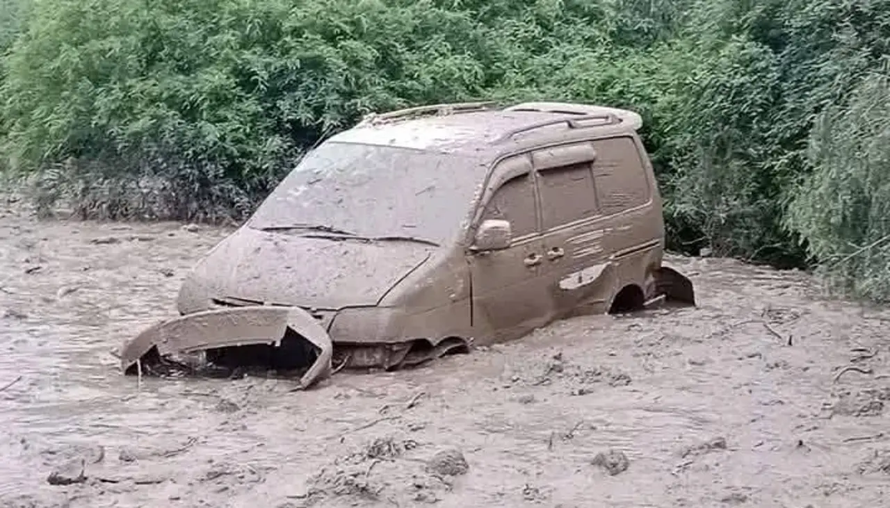 Chuquisaca: Mazamorra arrastra a tres vehículos, causa susto y deja daños materiales