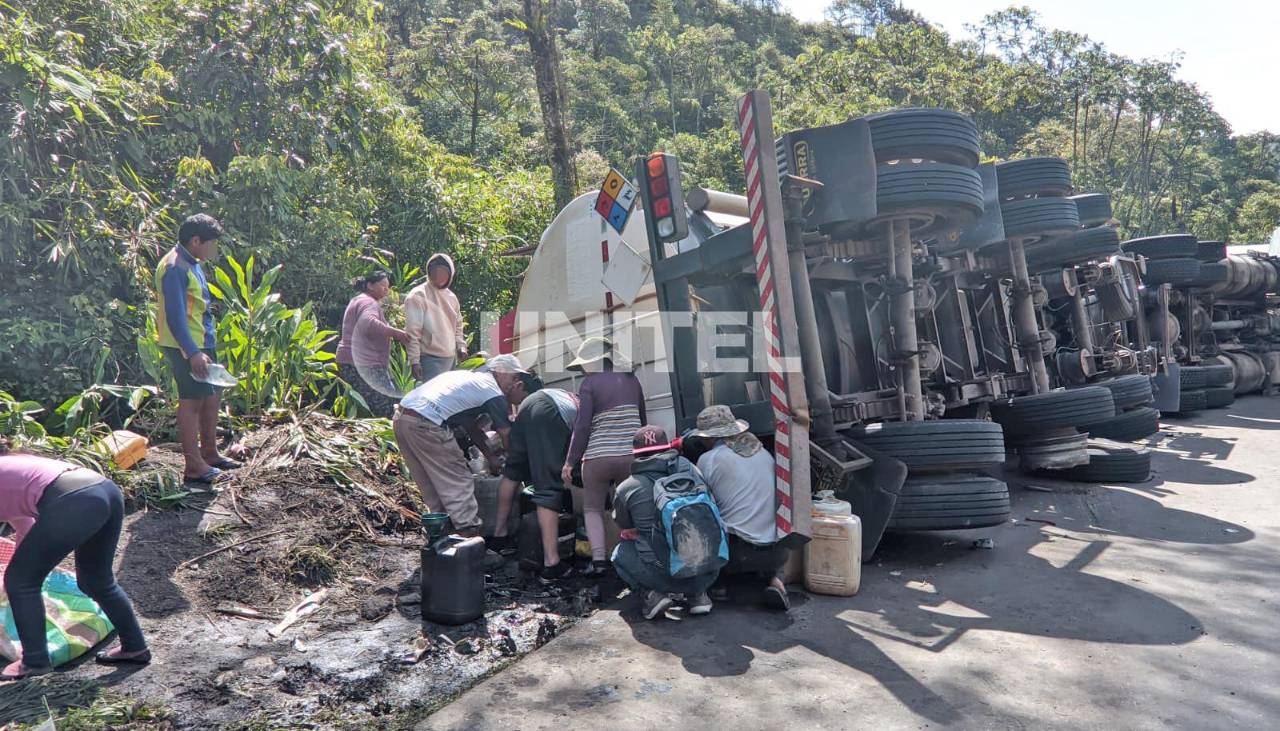 Tras volcarse una cisterna, personas que arriesgan su vida para recolectar la gasolina derramada