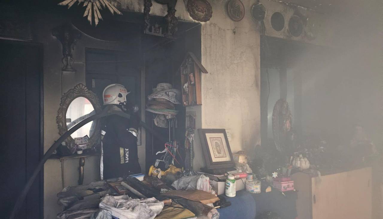 Video: velas de un altar cayeron sobre un mueble y se generó el incendio de un departamento en Cochabamba 