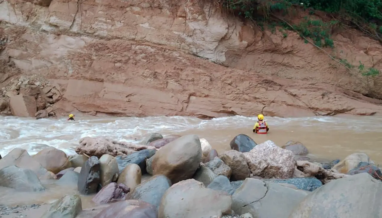 Tragedia en Samaipata: Sigue la búsqueda de una desaparecida y grupos de rescate lamentan que se complican los trabajos