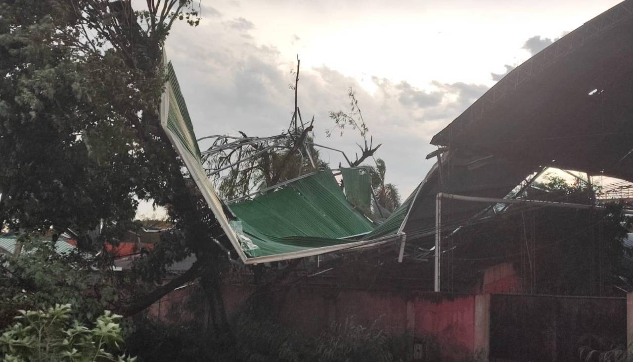 Videos: Vientos huracanados e intensas lluvias dejan techos destruidos y árboles caídos en Bermejo