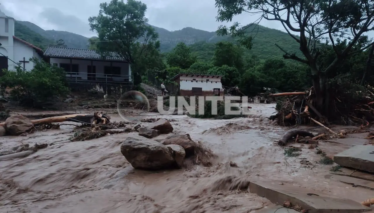 Se desborda el río en Samaipata, hay casas inundadas, heridos y llegó mazamorra a la carretera entre Santa Cruz y Cochabamba