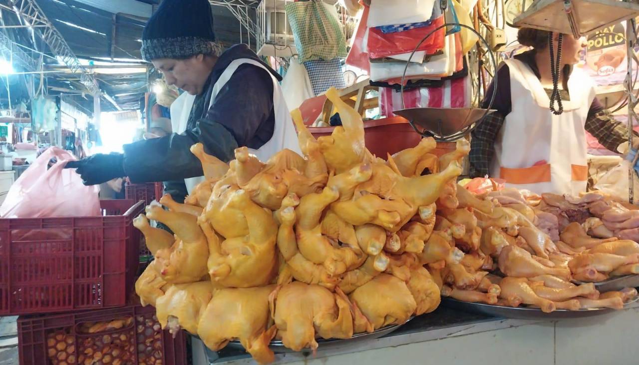 Sube el precio de los productos: ¿A cuánto está el kilo del pollo en mercados del eje central?