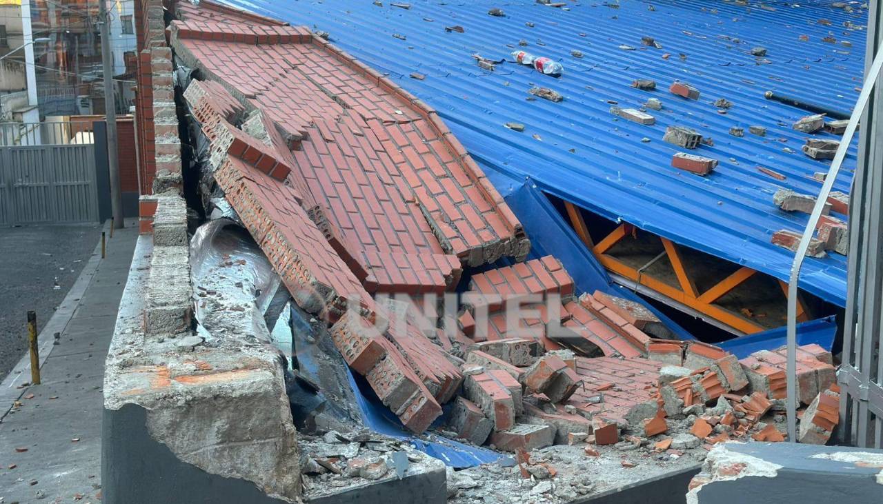Dos policías quedaron heridos por piedras lanzadas al Ministerio de Educación y se reporta varios destrozos