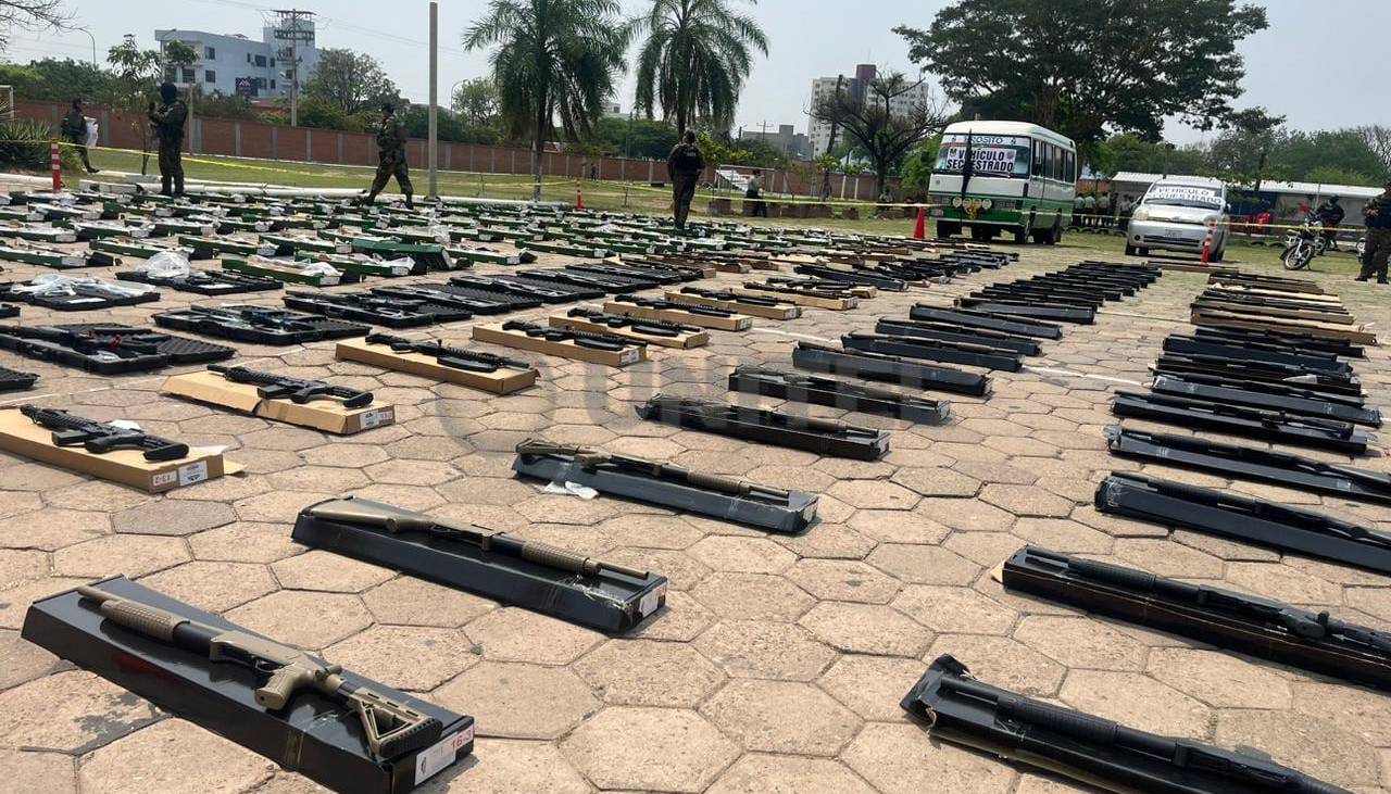 Presentan las 192 armas de fuego de alto calibre que fueron secuestradas en el sector de encomiendas de Viru Viru