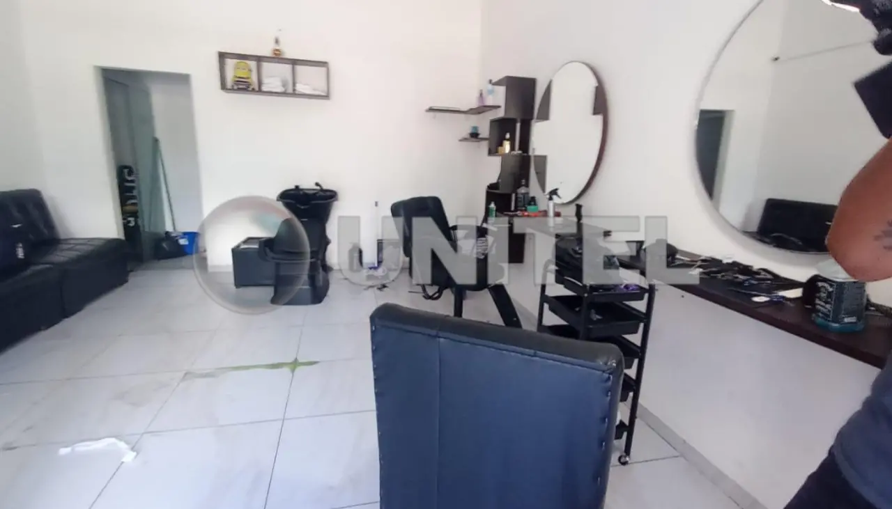 Con el televisor bajo el brazo, así salió un sujeto tras robar en una barbería 