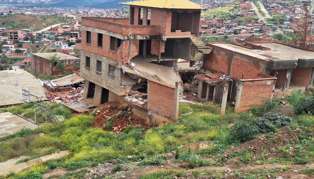 Asentamientos ilegales, estafas y falta de planificación territorial dejan más de 200 casas desplomadas en cinco años en Cochabamba