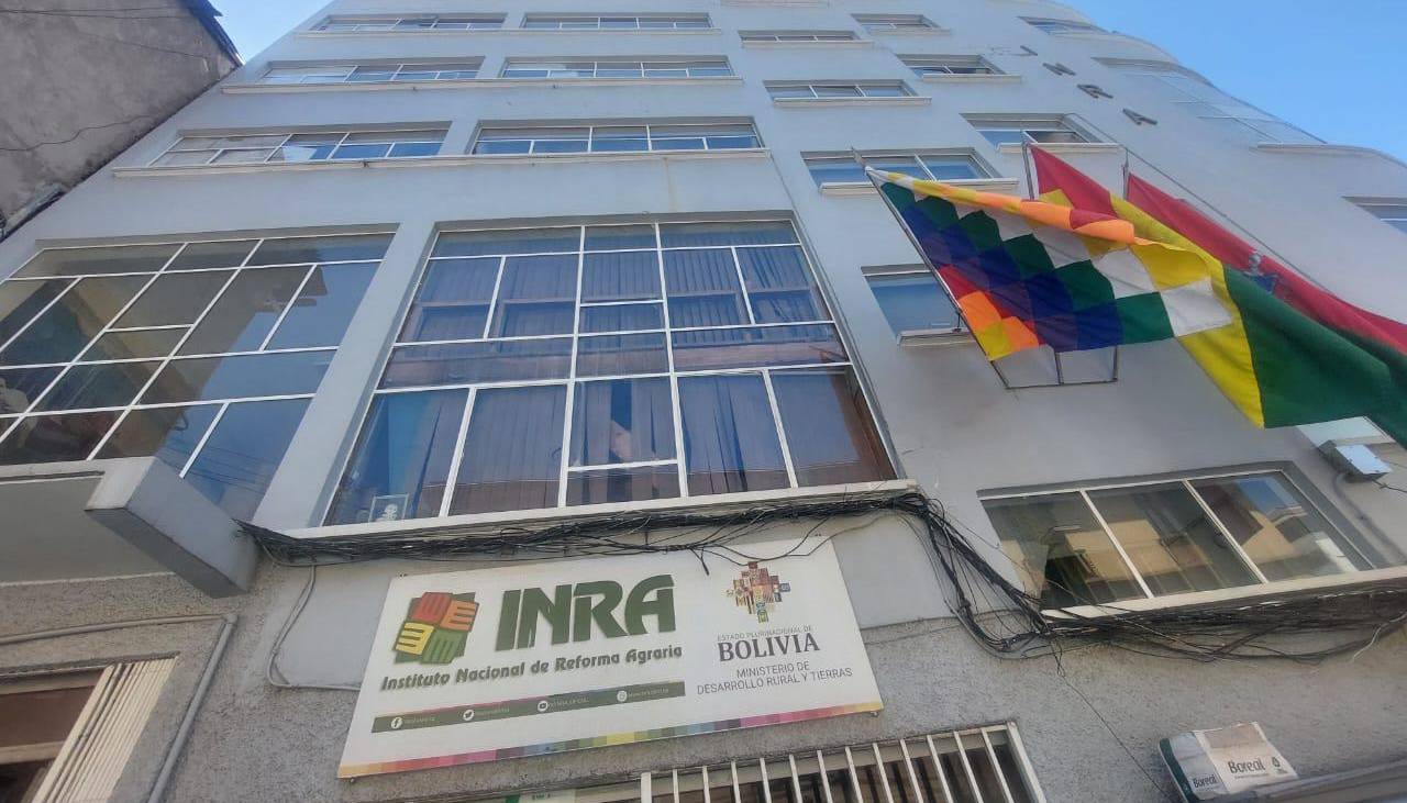 Viceministerio de Autonomías interviene oficinas del INRA en La Paz tras denuncias de avales para avasallamientos
