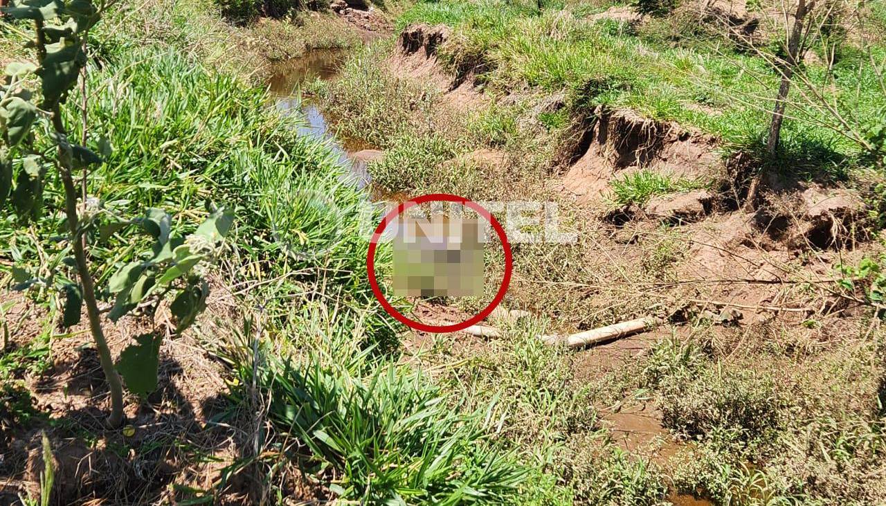 Hallan el cuerpo sin vida de un hombre dentro de un canal de drenaje de un barrio de Santa Cruz