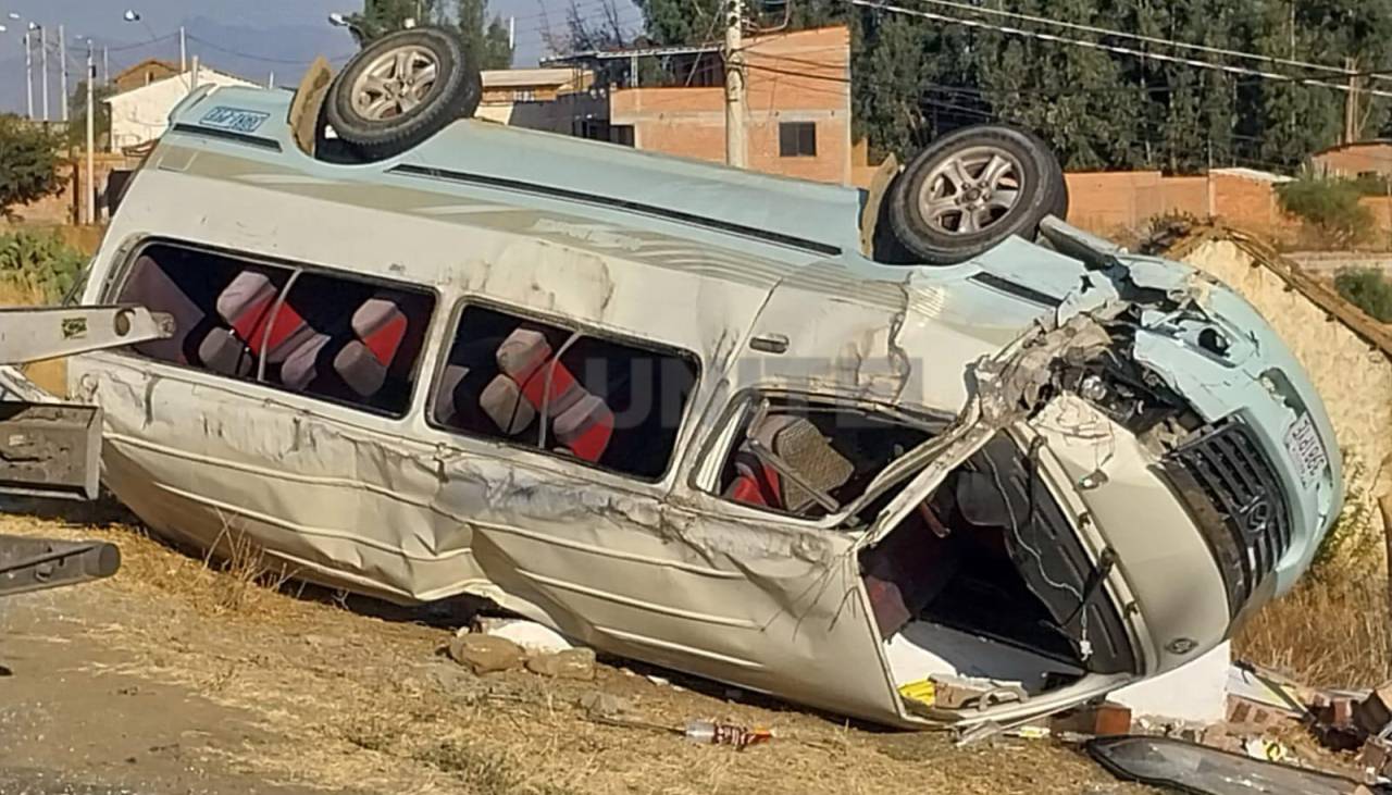 Dos vehículos del transporte público chocaron y uno quedó volcado en la carretera Santa Cruz - Cochabamba