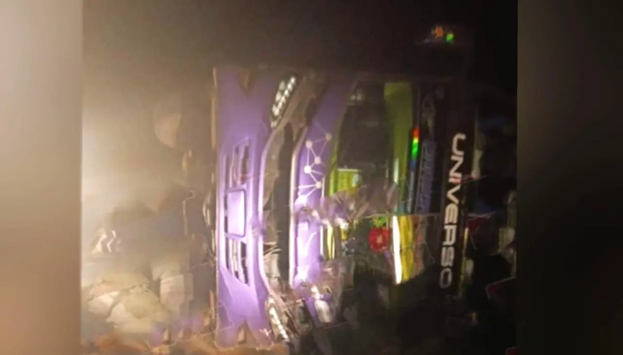 Un bus desvía un bloqueo y se accidenta; reportan tres fallecidos y 15 heridos