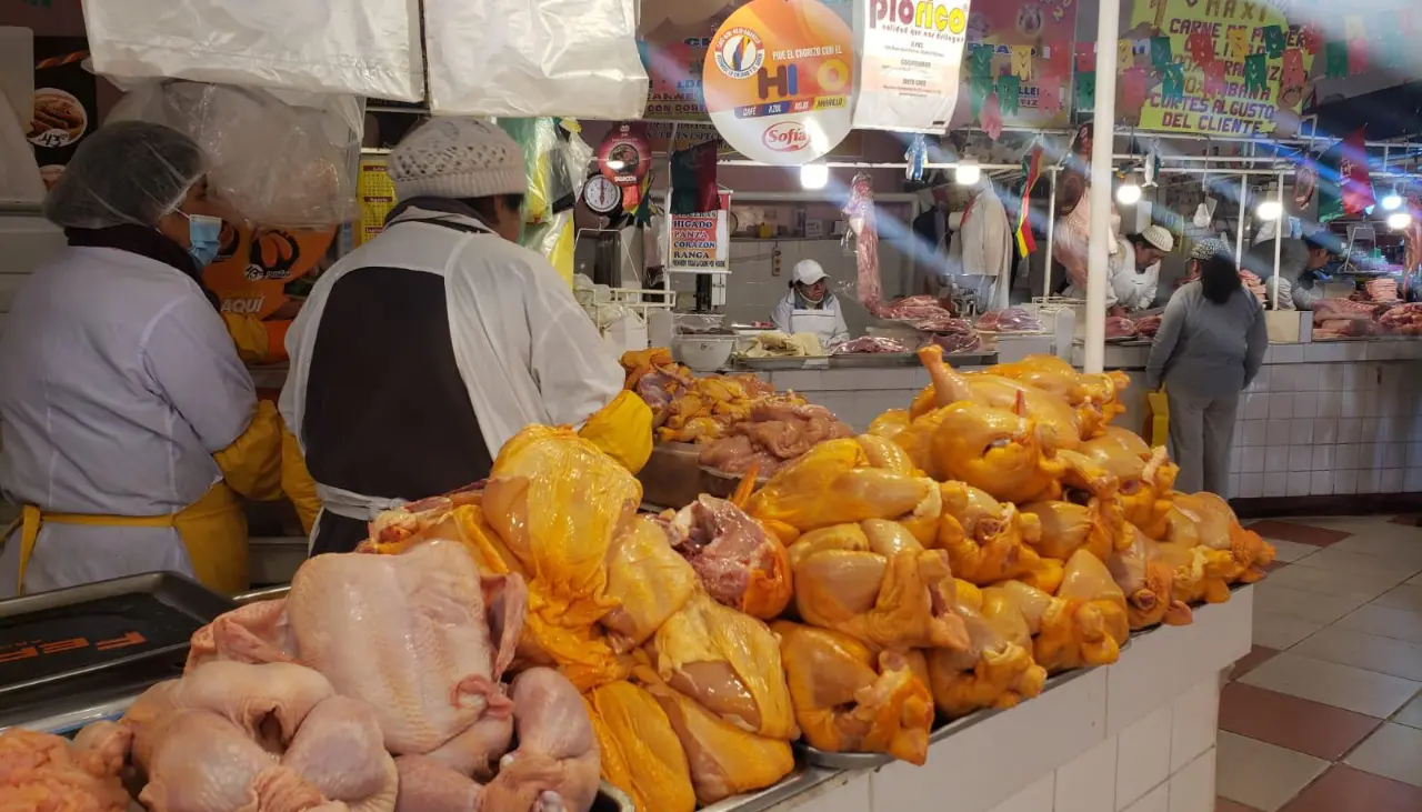 Se registra incremento del precio de alimentos y un economista señala que familias cambian hábitos de consumo 