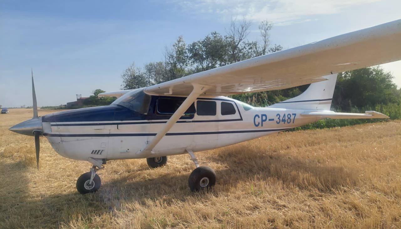 Hallan en Argentina una avioneta abandonada con matrícula boliviana; canes detectaron que llevaba droga