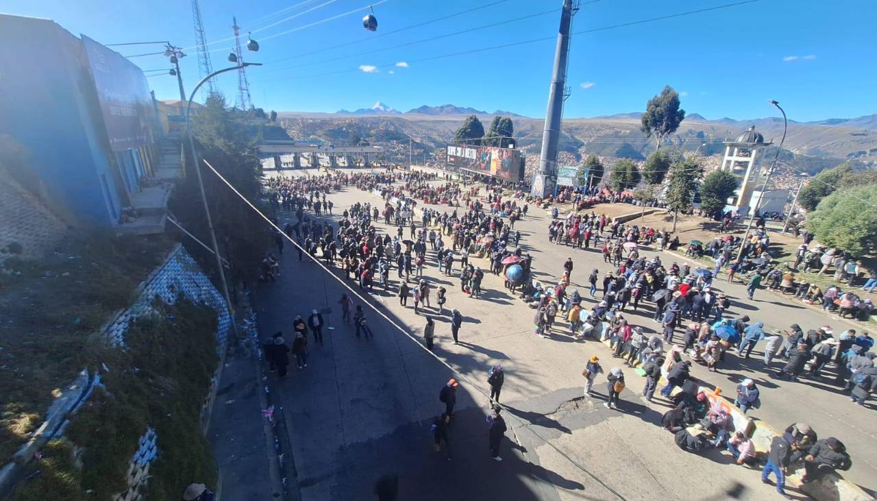 Bloquean las vías para llegar al aeropuerto de El Alto, lo que obliga a viajeros a caminar