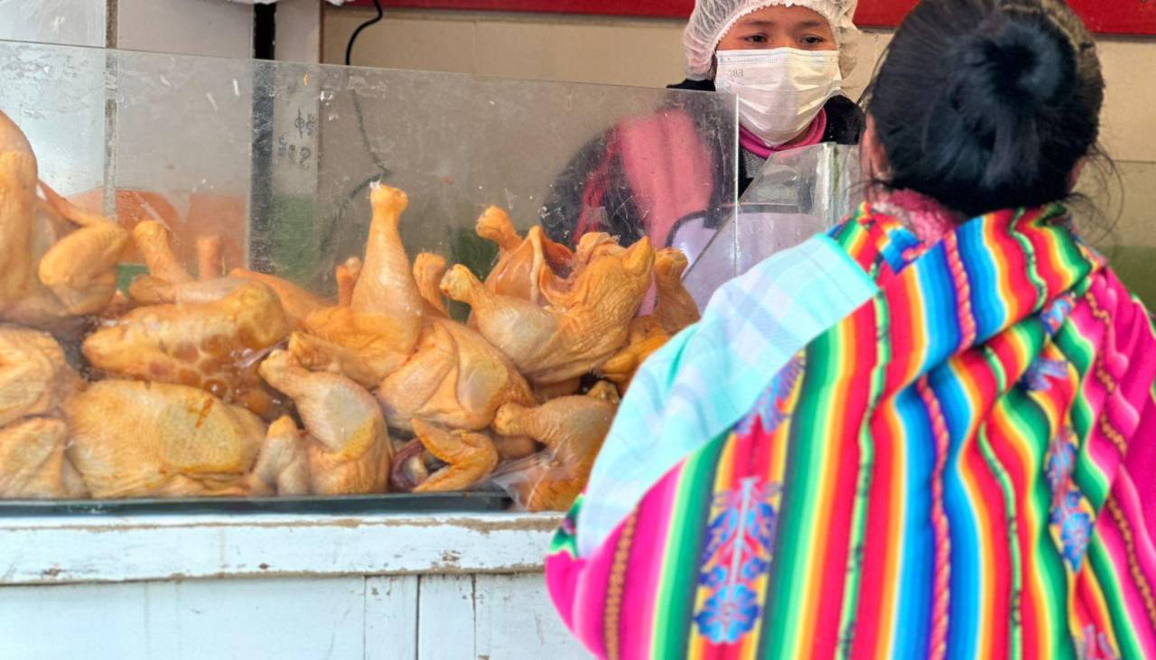 La Paz: escasez de pollo y alza de precios golpean a la canasta de las familias