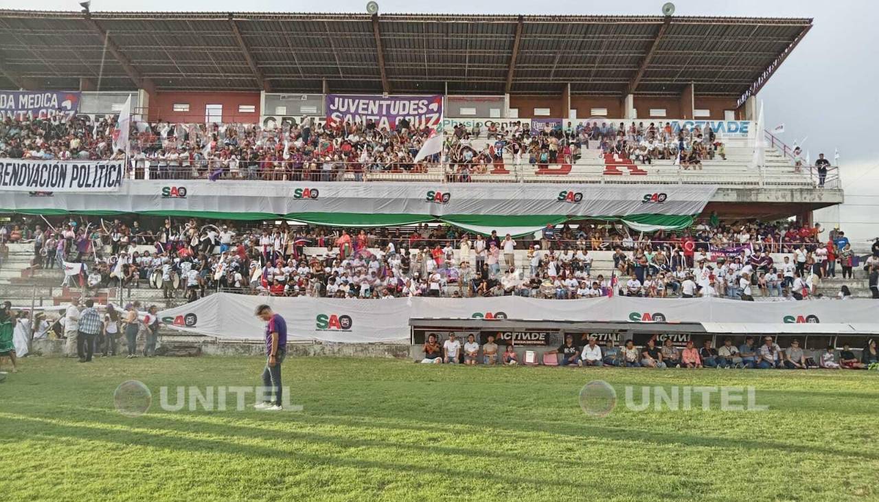 Manfred llega a Santa Cruz y presenta la alianza con Medrano en una concentración en el estadio Real Santa Cruz 