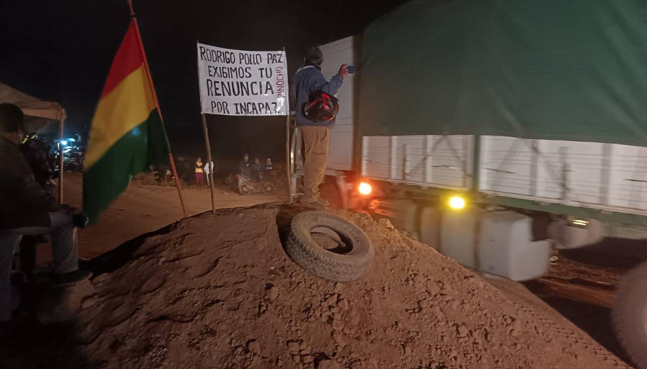 Santa Cruz: Pobladores de San Julián cumplen el quinto día de bloqueo indefinido en la ruta a Beni
