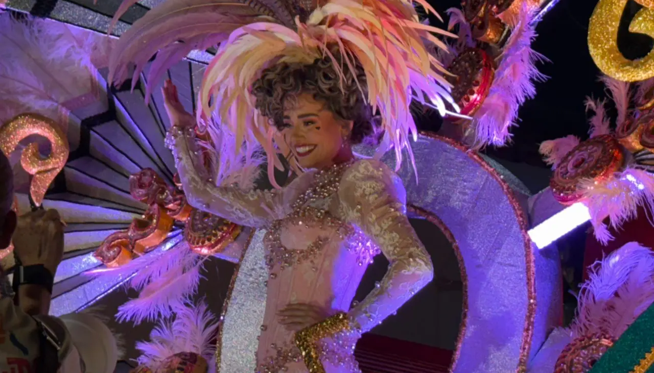 La reina Camila I derrocha alegría y belleza junto a los Testarudos en la segunda precarnavalera