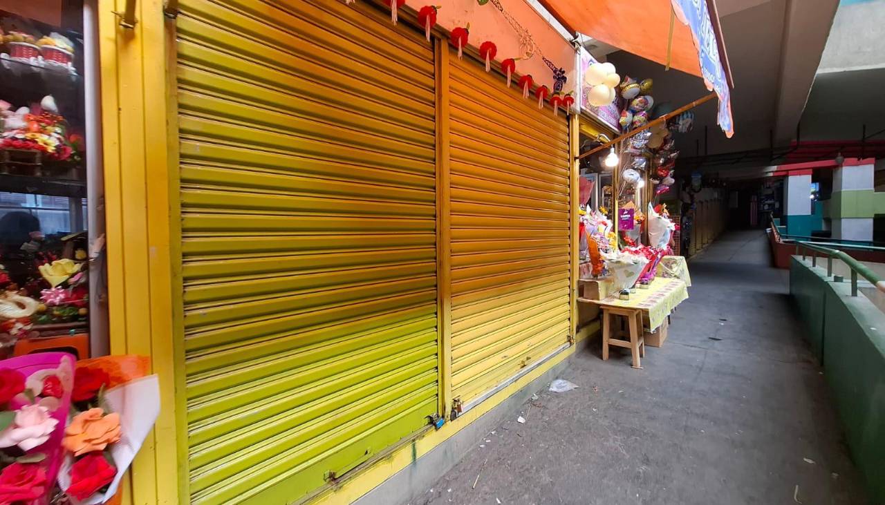 “Van a querer regalar a mamá un pollo antes que flores”: Comerciantes reportan baja a horas del Día de la Madre 