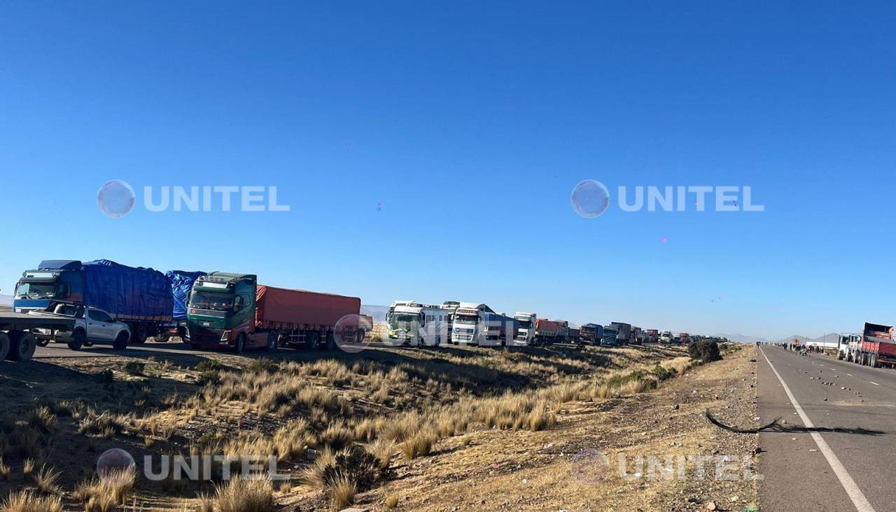 Sin convocatoria a diálogo, persiste el bloqueo en la ruta Oruro - La Paz
