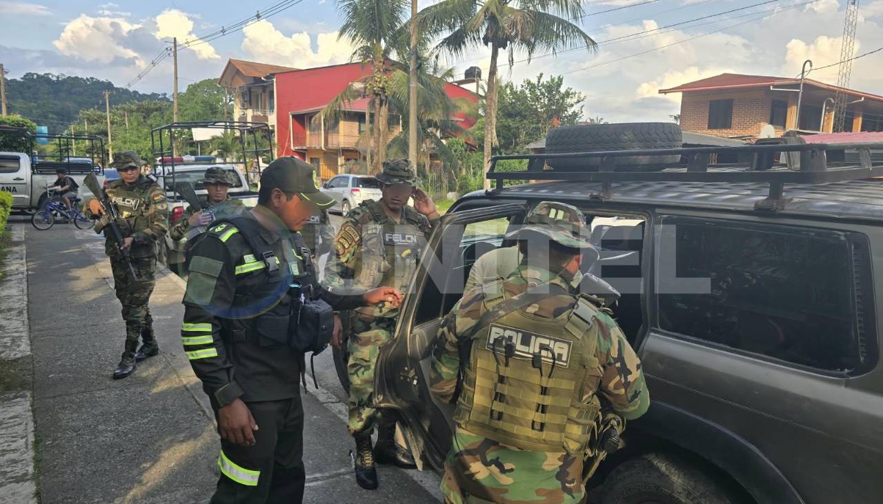 Bajo fuerte resguardo policial, trasladan a Cochabamba a extranjero acusado de intentar asesinar a una mujer y a su hija