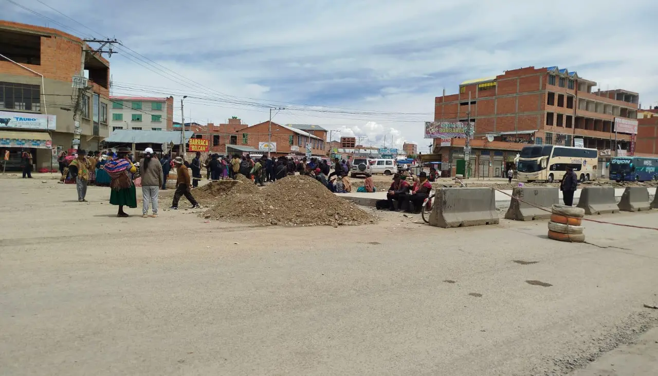 Carretera La Paz–Oruro está bloqueada y se suman movilizaciones a Copacabana y Desaguadero
