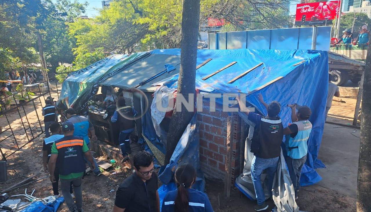Desalojan dos familias en el Cordón Ecológico; los afectados dicen que viven 40 años en el lugar
