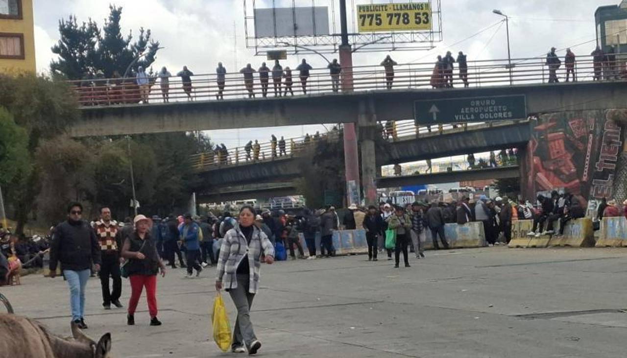 Vuelve el bloqueo al peaje de la autopista La Paz–El Alto horas después del paso de policías y militares