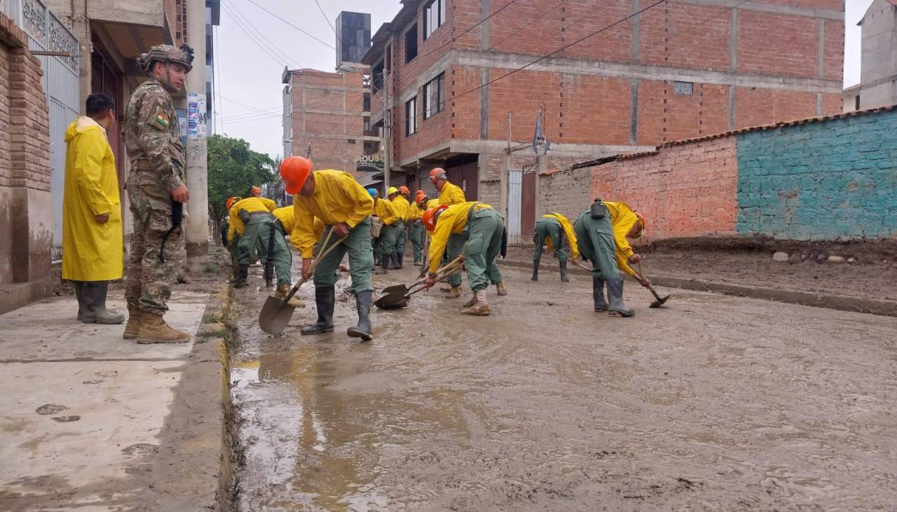 Defensa Civil desplegó 350 efectivos para ayudar en zonas afectadas por los desbordes del río Chijllawiri en Colcapirhua