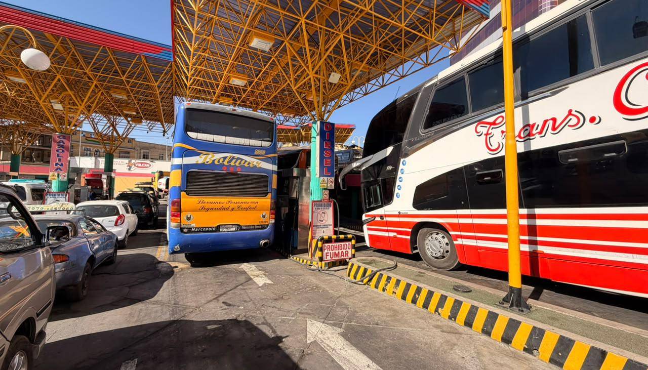 “Estamos tres días en la fila”: Transportistas denuncian que duermen en sus vehículos a la espera de diésel