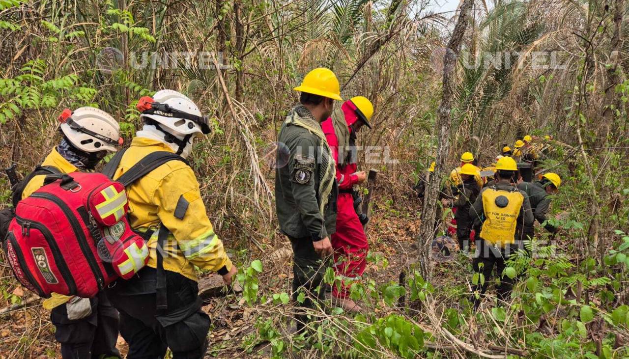 Bomberos caminan por horas para apagar nuevas quemas en lugares de difícil acceso en Guarayos 