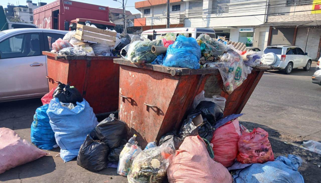 Bloqueo en el vertedero cruceño cumple su segundo día y, sumado a la falta de diésel, las calles se llenan de basura