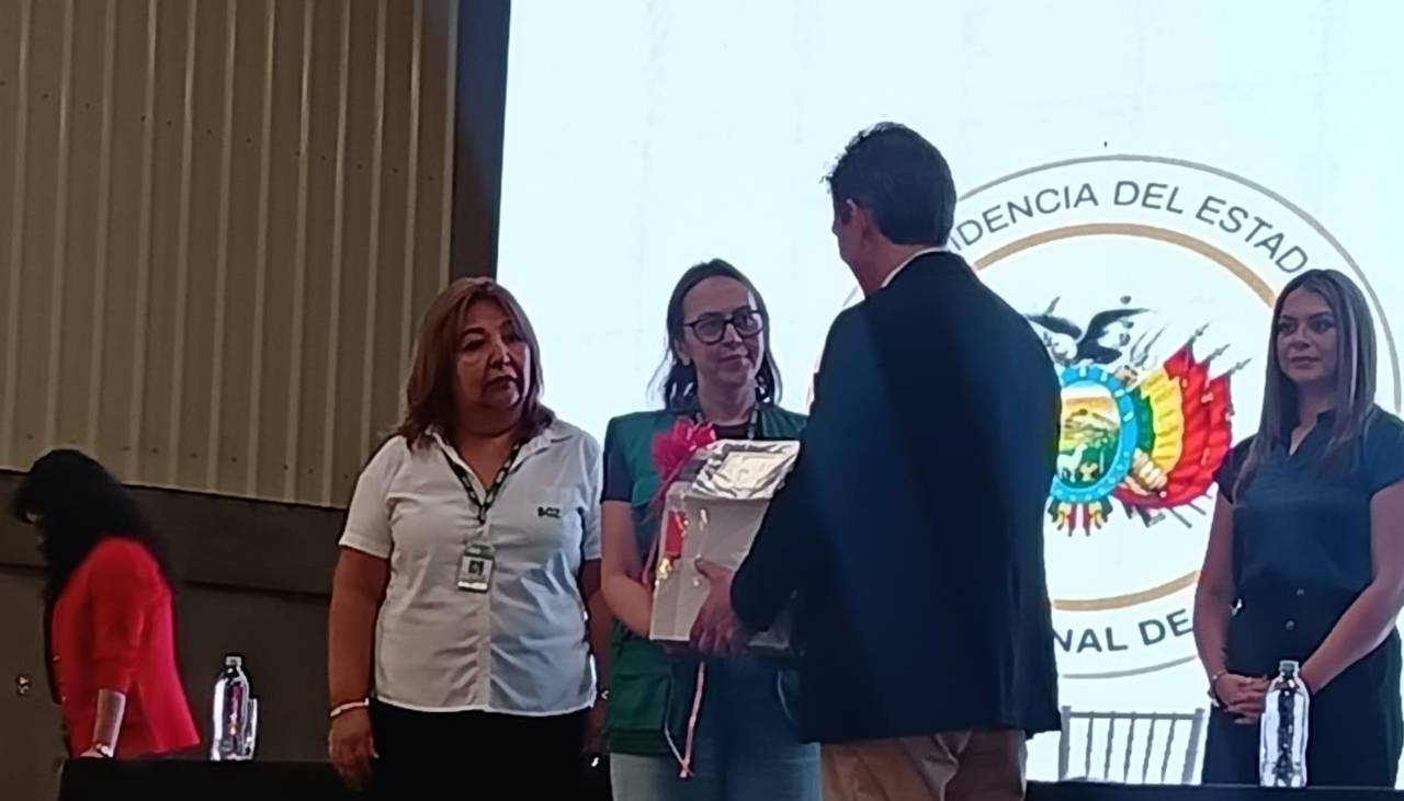 Paz entrega equipos de laboratorio y ratifica nuevas leyes para minería, salud, hidrocarburos y agropecuaria