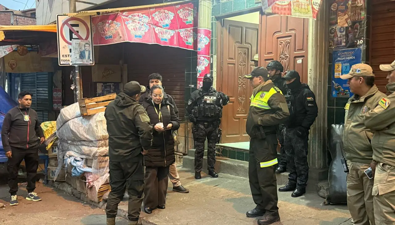 Hallan consumiendo alcohol en Bolivia a un hombre que es buscado por violencia familiar en Perú